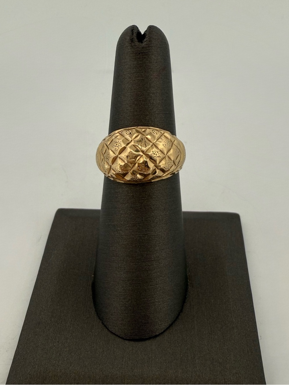 435816 Beautiful 3.3g 10K criss crossed band size 7.